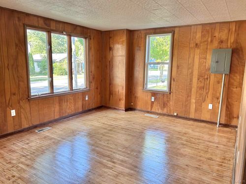 824 E Maumee St, Adrian, MI, 49221-3051 | Card Image