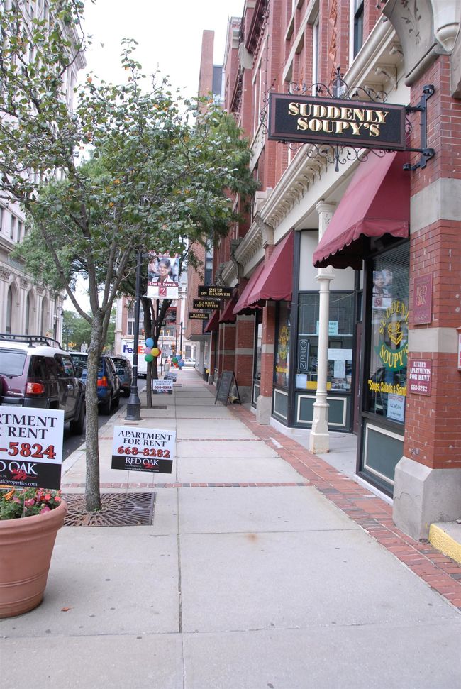APT-214 - 30 Hanover St, Condo with 2 bedrooms, 1 bathrooms and null parking in Manchester NH | Image 9