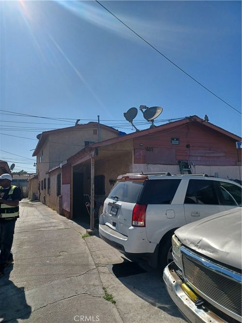 6111 Menlo, Los Angeles, CA, 90044 | Card Image