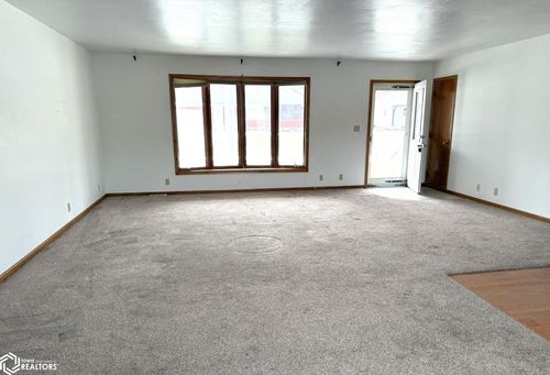 1202 N Walnut St, Creston, IA, 50801-1558 | Card Image