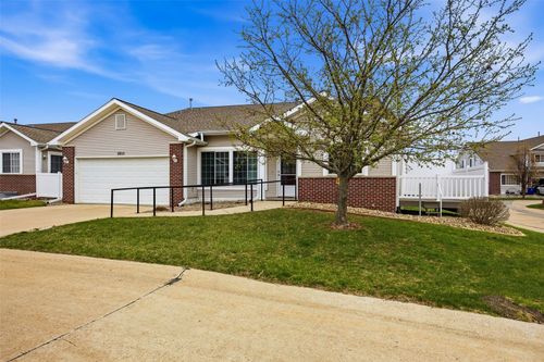 1033 74th St Ne, Cedar Rapids, IA, 52402-7479 | Card Image