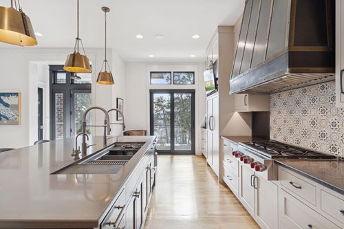 373 Park St E, Wayzata, MN, 55391-1040 | Card Image