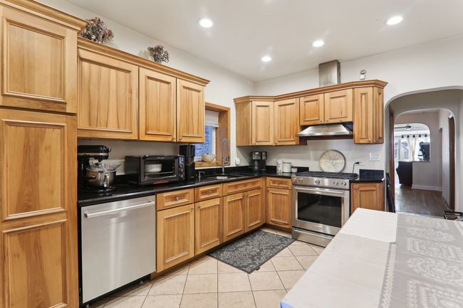 3617 N Whipple St, Home with 6 bedrooms, 2 bathrooms and 2 parking in CHICAGO IL | Image 7