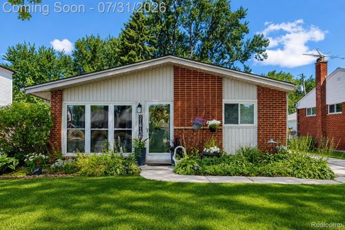 21613 Parkway St, Saint Clair Shores, MI, 48082-2214 | Card Image