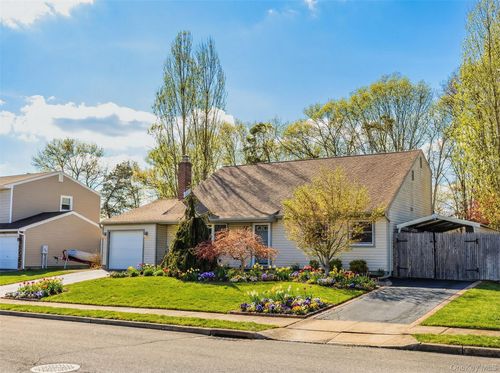 193 Glen Summer Rd, Holbrook, NY, 11741-5027 | Card Image