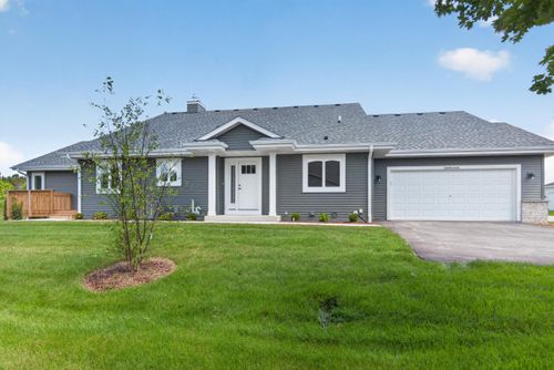 W206N16182 Stonebrook Dr, Jackson, WI, 53037-8935 | Card Image
