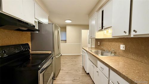 21781 Stratford St, Oak Park, MI, 48237-2501 | Card Image