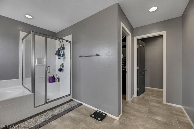 Upstairs Primary Bath | Image 27