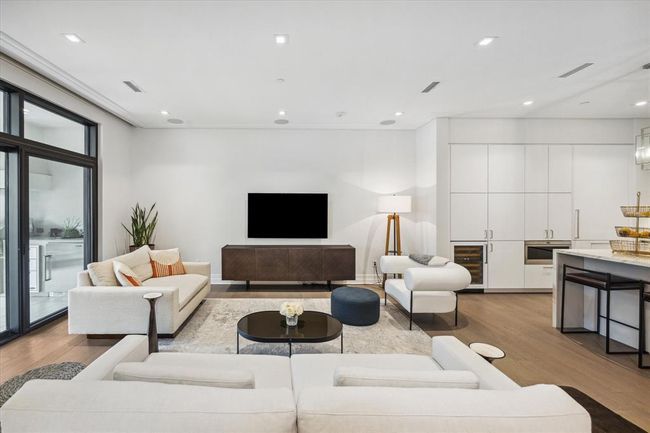 [Living Area] Another comfortable living space, refined yet laid back | Image 10