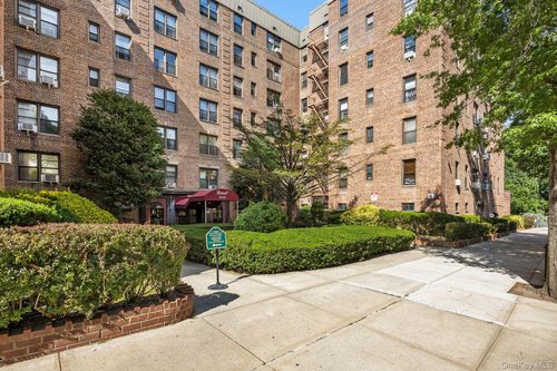 4l-83-25 98th St, Woodhaven, NY, 11421-8427 | Card Image