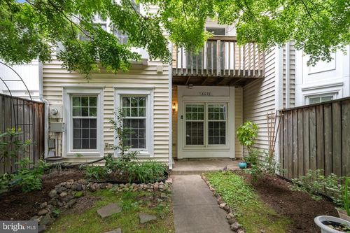 6028 Chestnut Hollow Ct, CENTREVILLE, VA, 20121-3042 | Card Image