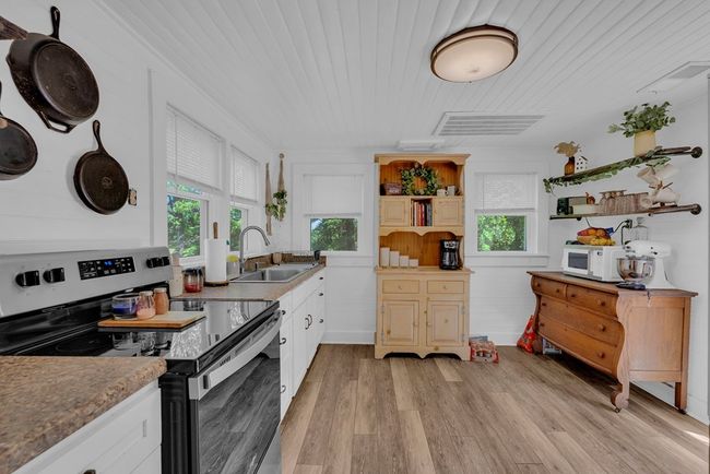 13593 Old Kentucky Rd, Home with 1 bedrooms, 1 bathrooms and 2 parking in Sparta TN | Image 5