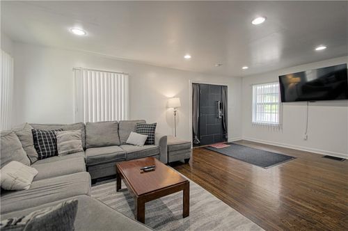 4910 Paseo Blvd, Kansas City, MO, 64110-2330 | Card Image