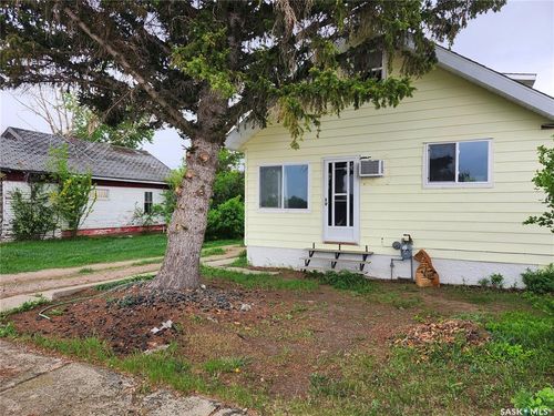401 Railway Ave, Tramping Lake, SK, S0K4H0 | Card Image