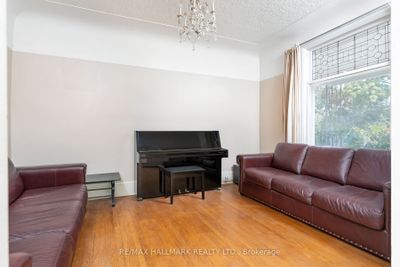 218 Montrose Ave, House other with 3 bedrooms, 2 bathrooms and 1 parking in Toronto ON | Image 3