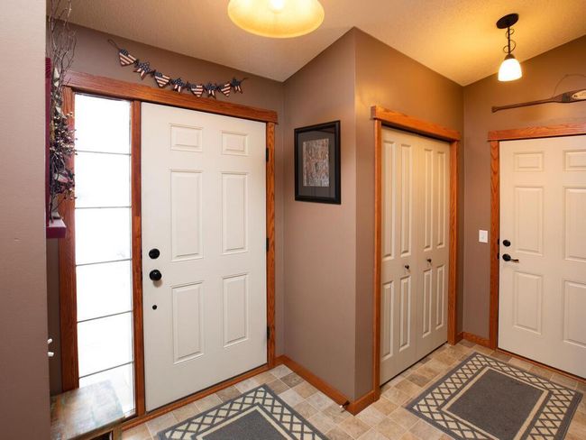 Spacious front entry | Image 16
