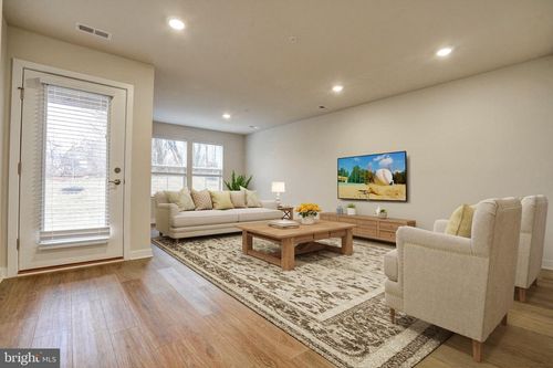 913 Magnolia Ln, SPRING CITY, PA, 19475-1420 | Card Image