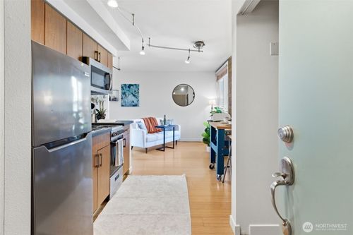 apt-306-905 Cherry St, Seattle, WA, 98104-2002 | Card Image