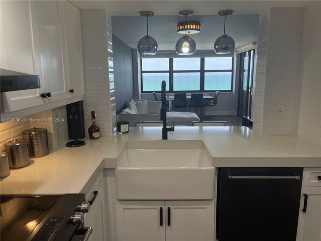 APT-1409 - 2555 Collins Ave, Condo with 2 bedrooms, 2 bathrooms and null parking in Miami Beach FL | Image 8
