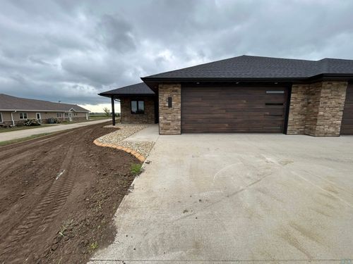 2075 Riviera Rd, Sioux Center, IA, 51250-2929 | Card Image