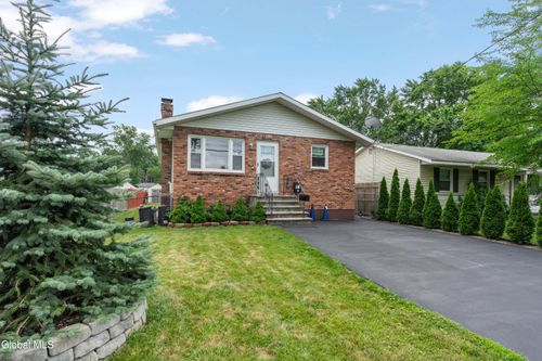 216 Gifford Rd, Schenectady, NY, 12304-4015 | Card Image