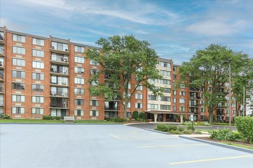 6j-2000 Saint Regis Dr, Lombard, IL, 60148-4962 | Card Image