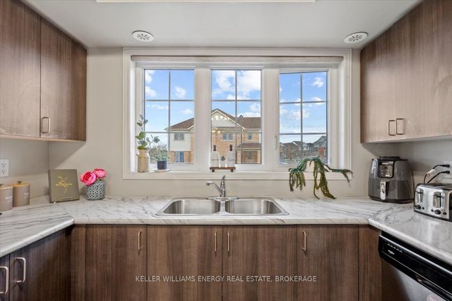 2372 Chevron Prince Path, Condo with 3 bedrooms, 3 bathrooms and 1 parking in Oshawa ON | Image 9