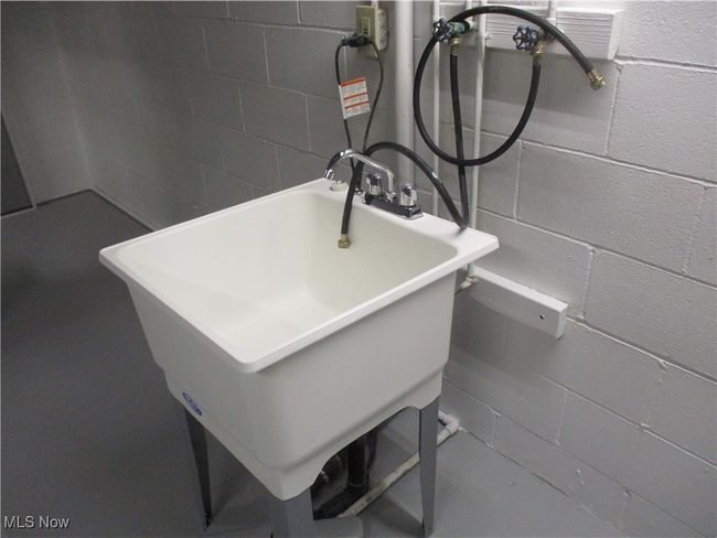 Close up showing Large Wash/Laundry Tub | Image 22