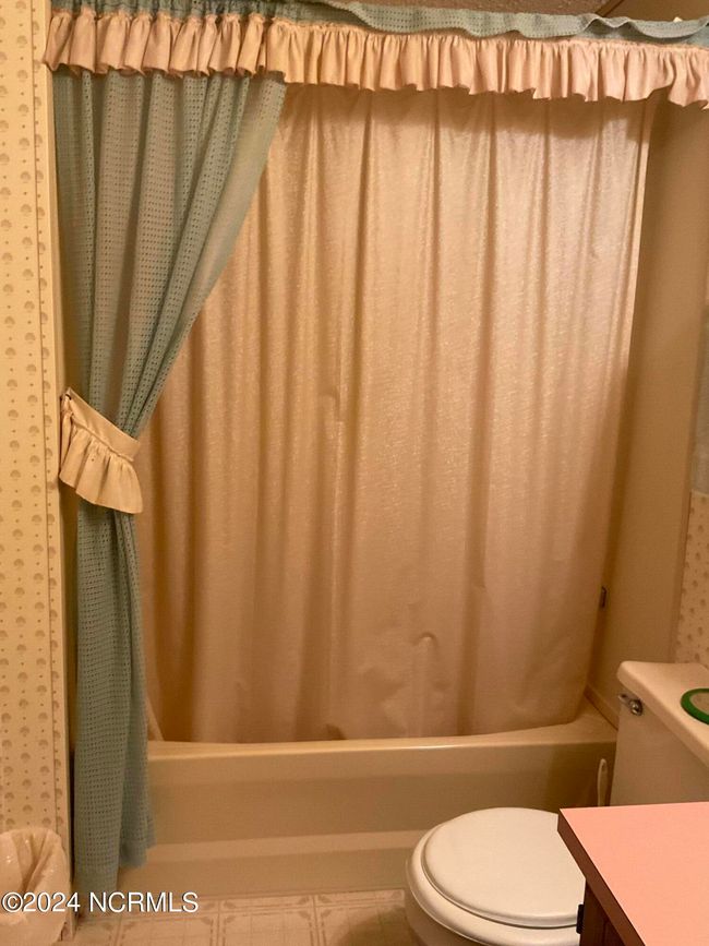 Bathroom 2 | Image 32