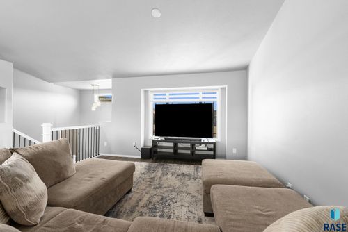 615 Creekside Trl, Harrisburg, SD, 57032-2515 | Card Image