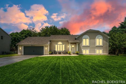 9271 Hessler Dr Ne, Rockford, MI, 49341-8653 | Card Image