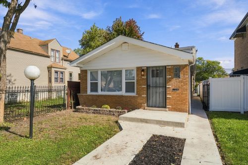 9061 S Parnell Ave, Chicago, IL, 60620-2240 | Card Image