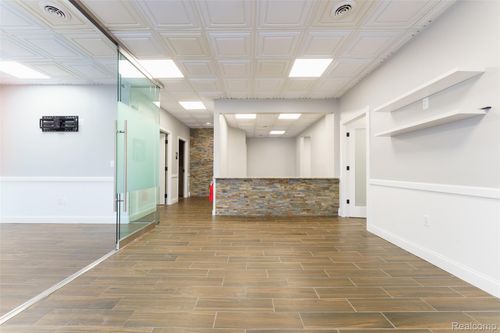 300-315 W North St, Brighton, MI, 48116-1555 | Card Image