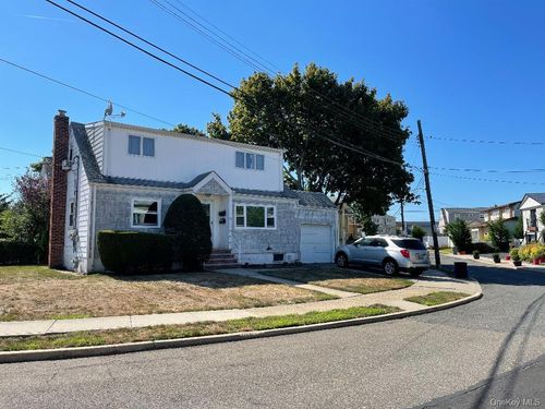 17 Roosevelt Pl, Island Park, NY, 11558-1418 | Card Image