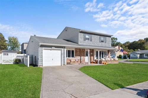 270 Singingwood Dr, Holbrook, NY, 11741-2820 | Card Image