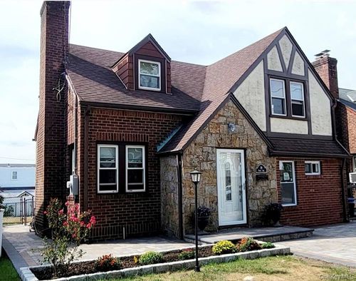 19 Poppy Ave, Franklin Square, NY, 11010-3622 | Card Image