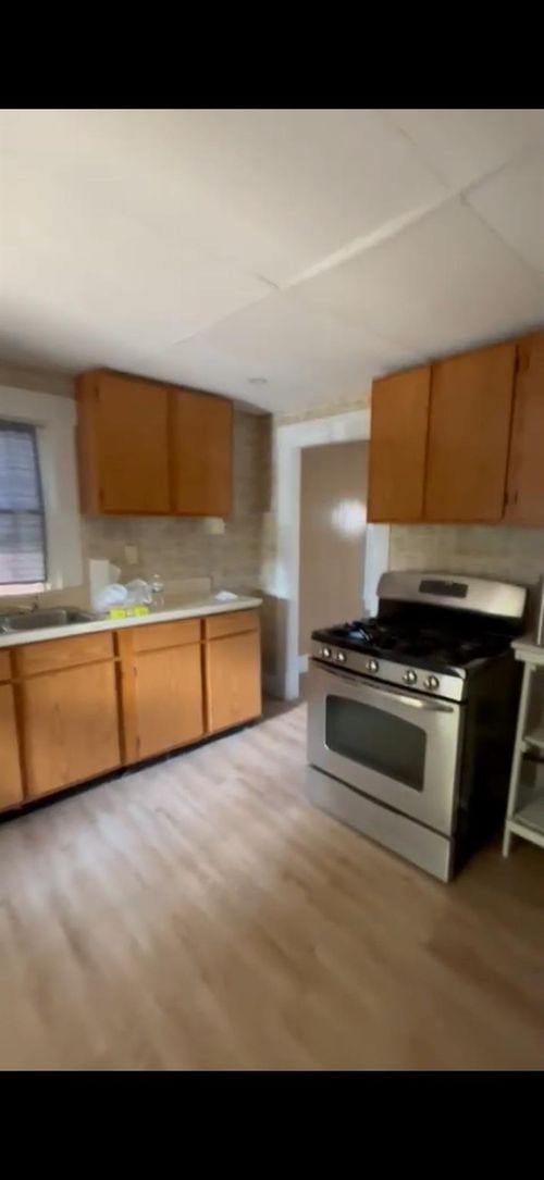 469 1st St, Newburgh, NY, 12550-4201 | Card Image