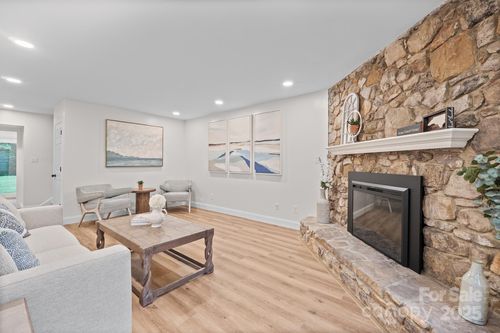 1017 21st Ave Ne, Hickory, NC, 28601-1611 | Card Image