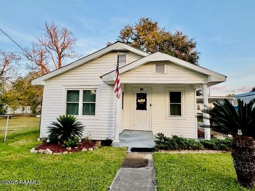 827 East St, Opelousas, LA, 70570-7220 | Card Image