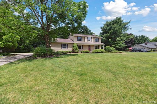 7057 Wide Valley Dr, Brighton, MI, 48116-5108 | Card Image