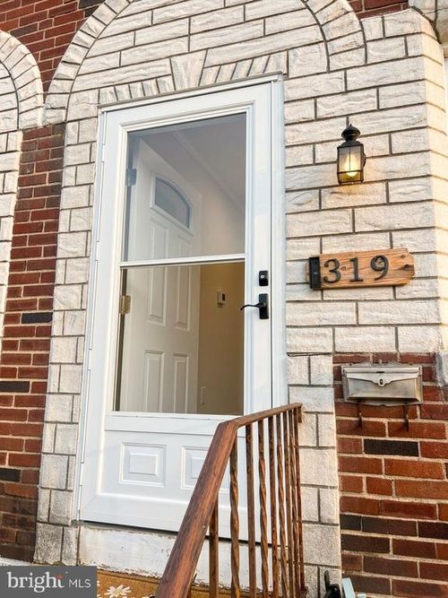 319 Stratford Rd, GLENOLDEN, PA, 19036-1637 | Card Image