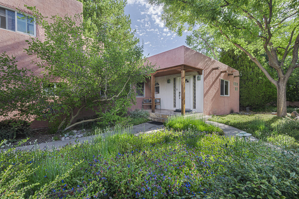 Los Arboles Ave, Albuquerque, NM 87107