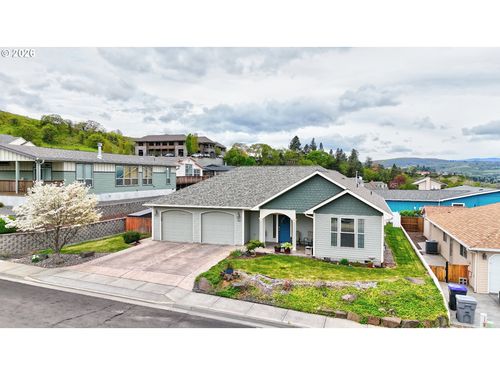 1901 Golden Way, TheDalles, OR, 97058 | Card Image