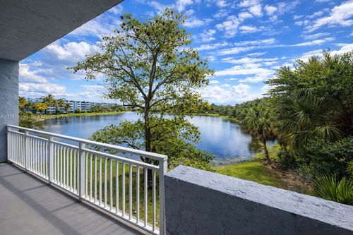 apt-b312-9351 Fontainebleau Blvd, Miami, FL, 33172-4610 | Card Image