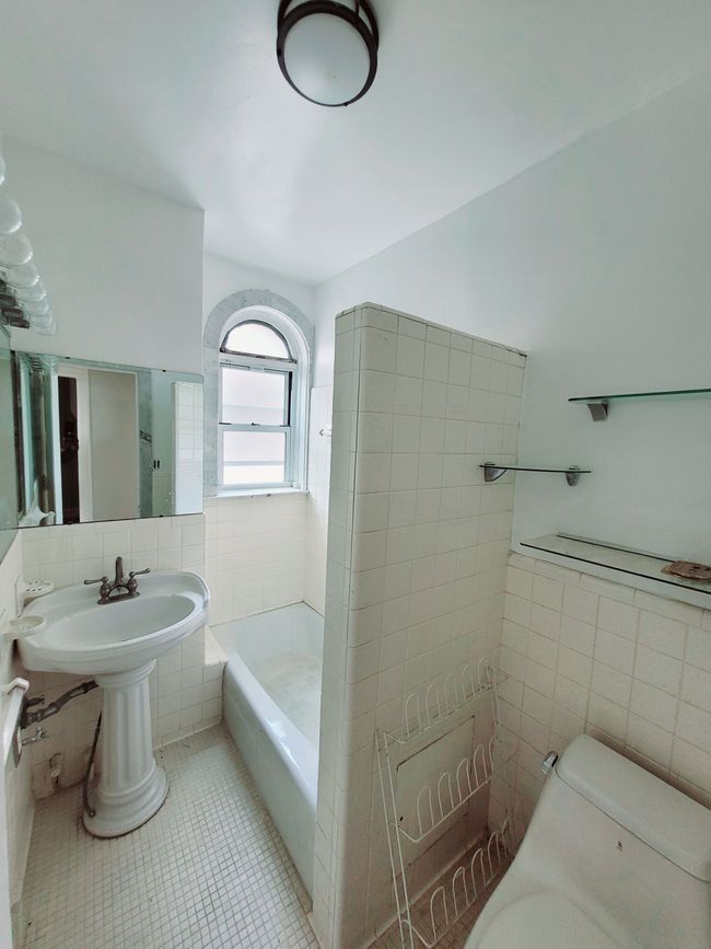 8162 E Jefferson Mezz B, Condo with 2 bedrooms, 2 bathrooms and null parking in Detroit MI | Image 7