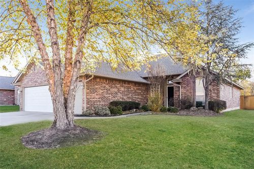 2100 Ne 4th St, Moore, OK, 73160-8513 | Card Image