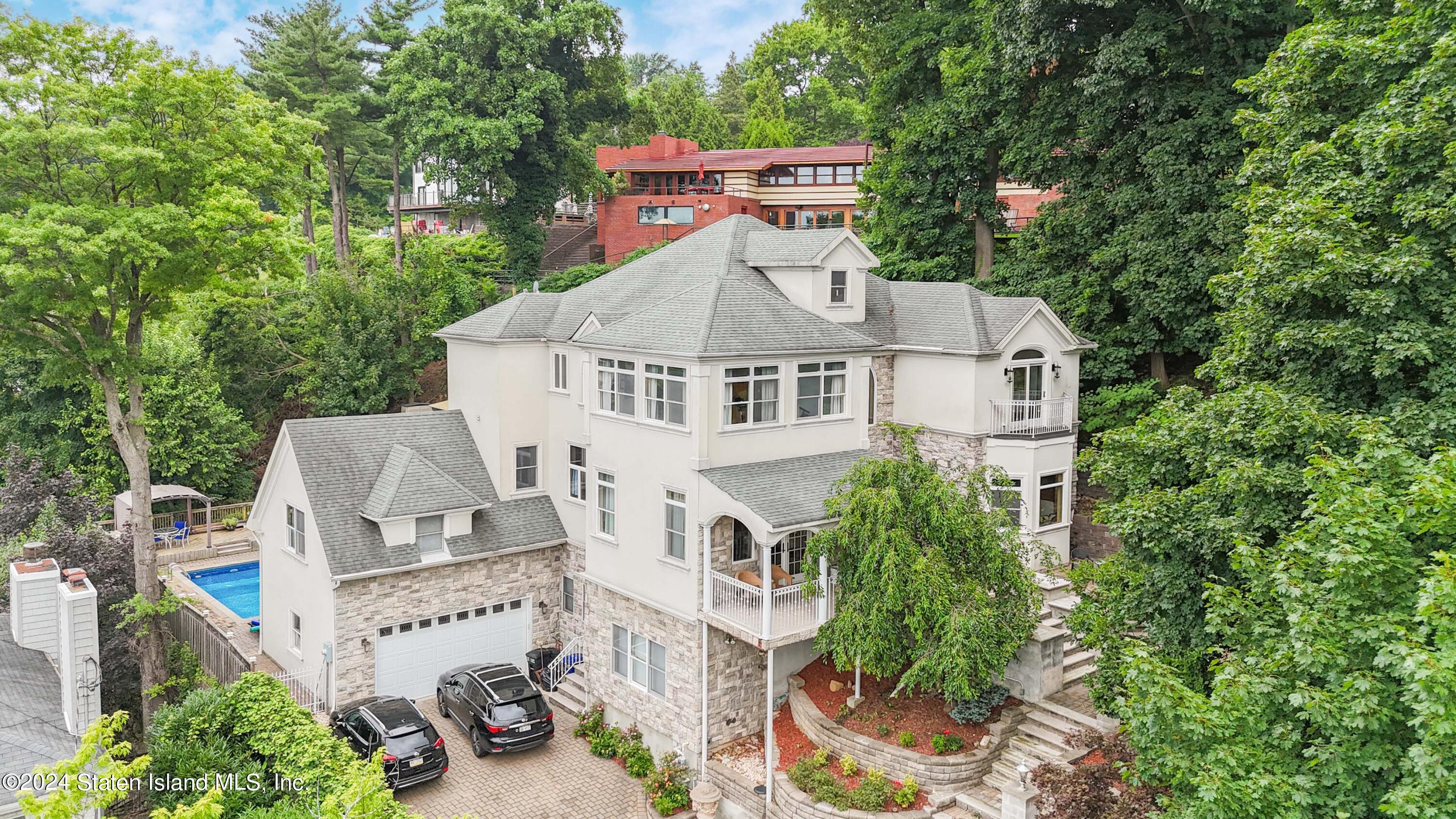 Lighthouse Ave, Staten Island, NY 10306