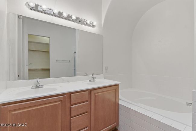 Primary Bathroom | Image 17