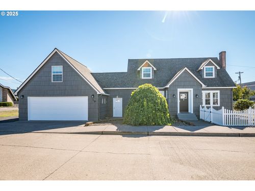 1 D St Sw, Castle Rock, WA, 98611-9493 | Card Image