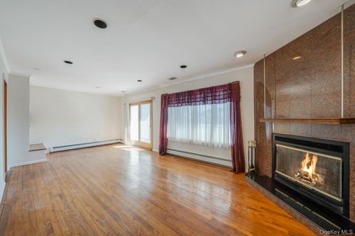 2 Rhonda Ln, Farmingdale, NY, 11735-4439 | Card Image